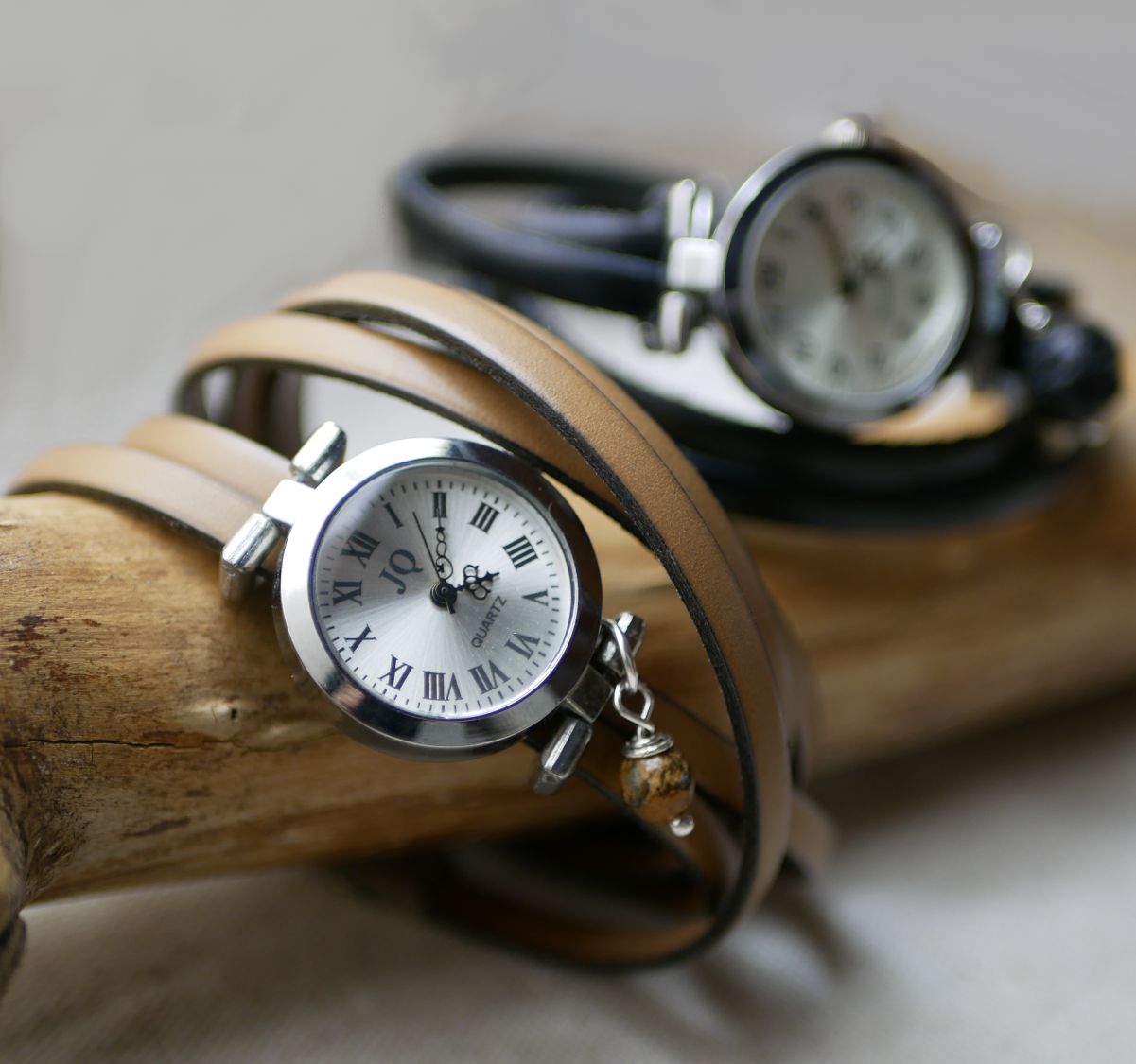 Montre argent bracelet multi tours en cuir fermoir ajustable