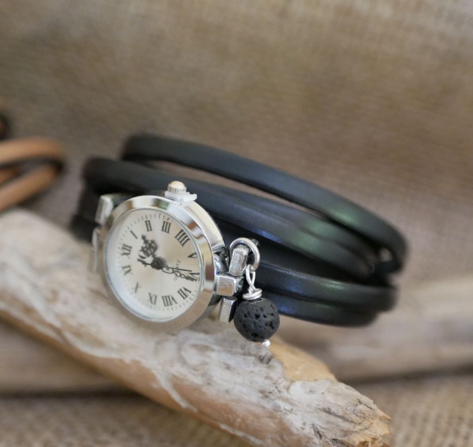Montre argent bracelet multi tours en cuir fermoir ajustable