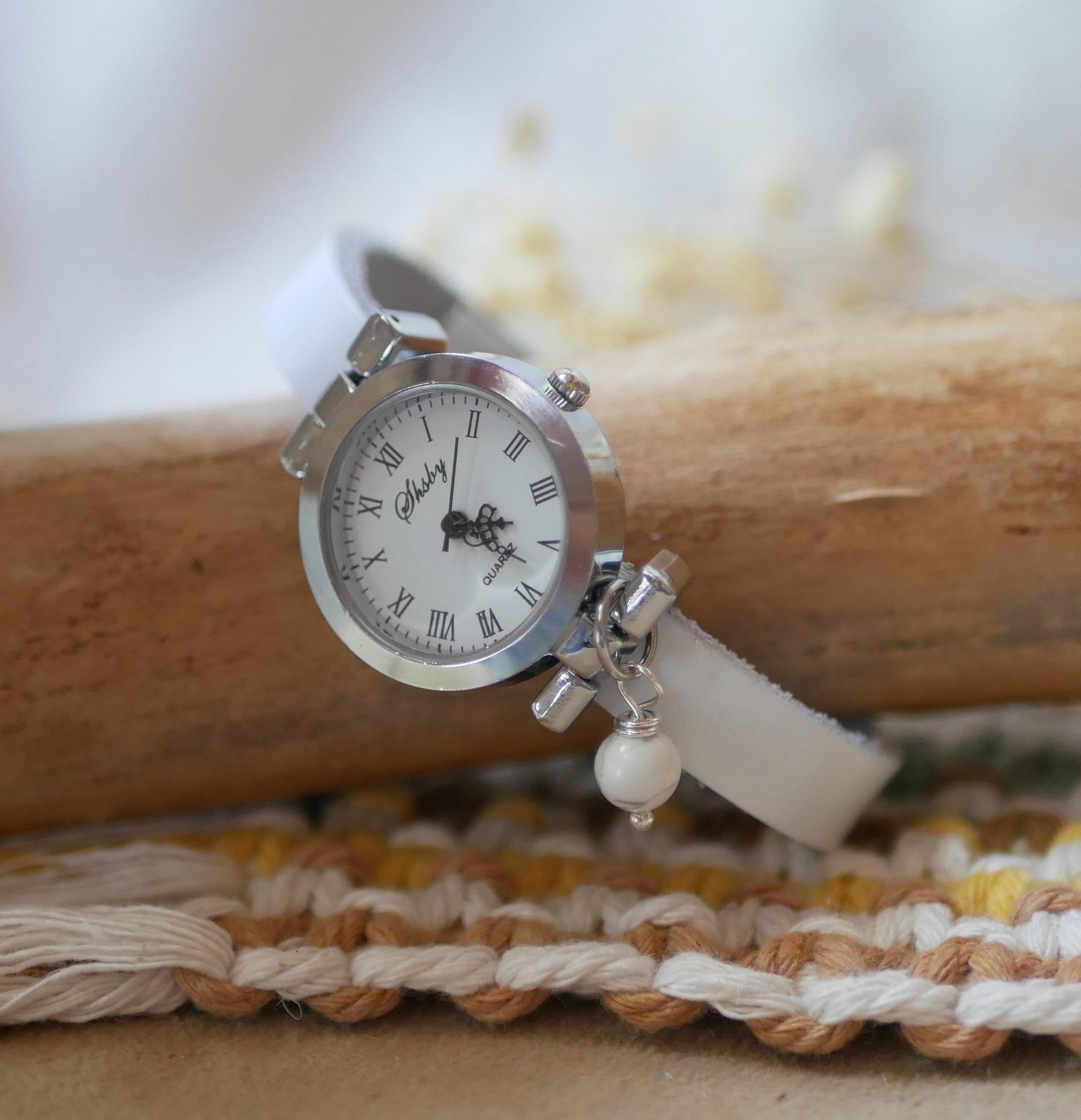 Montre argent avec breloque et bracelet cuir au fermoir ajustable