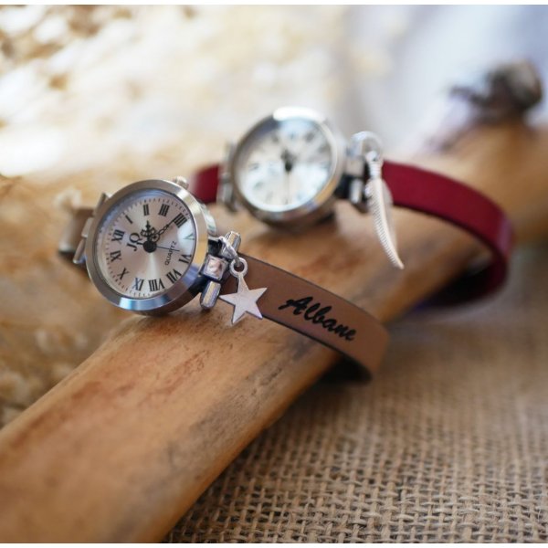 Montre argent avec breloque et bracelet cuir au fermoir ajustable