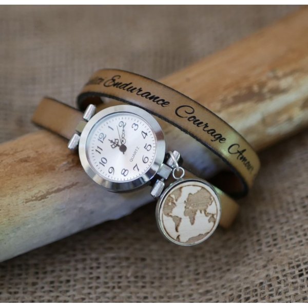 Montre cabochon en bois gravé au double bracelet cuir 