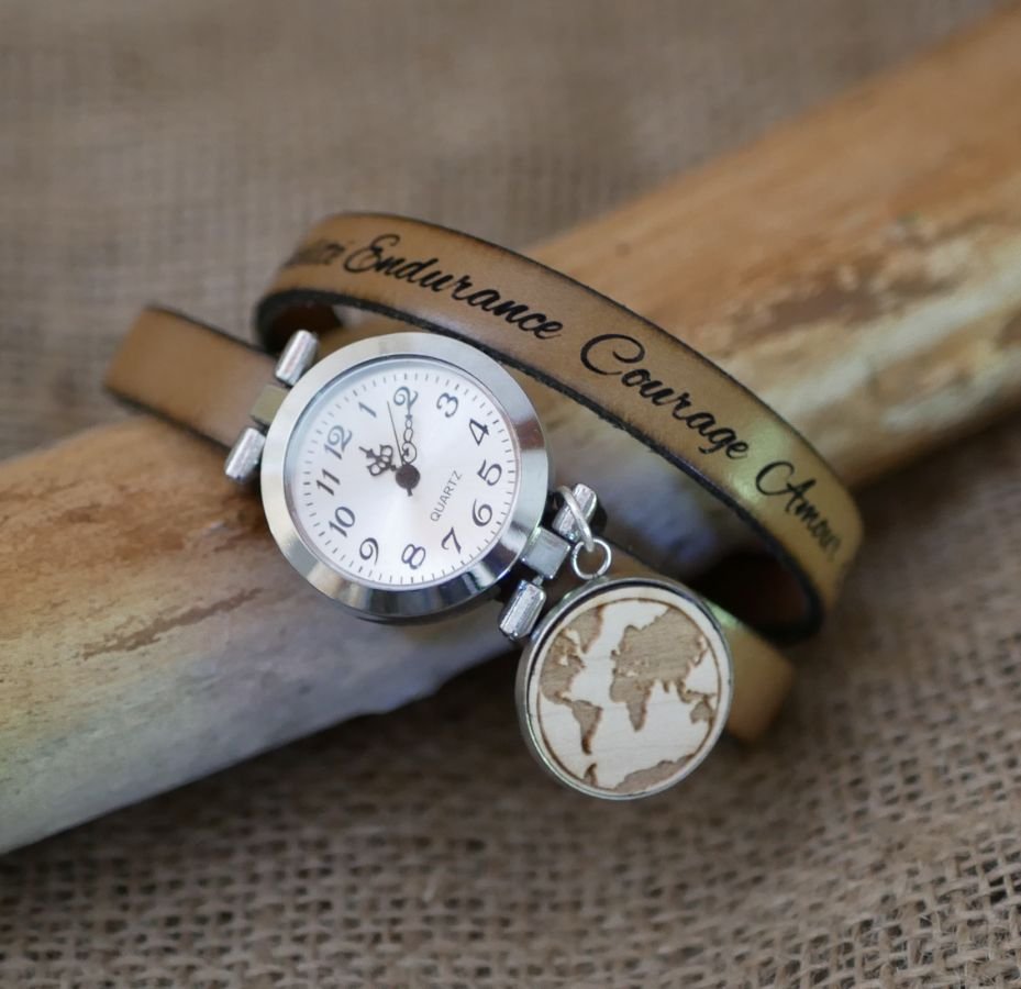 Montre cabochon en bois gravé au double bracelet cuir 