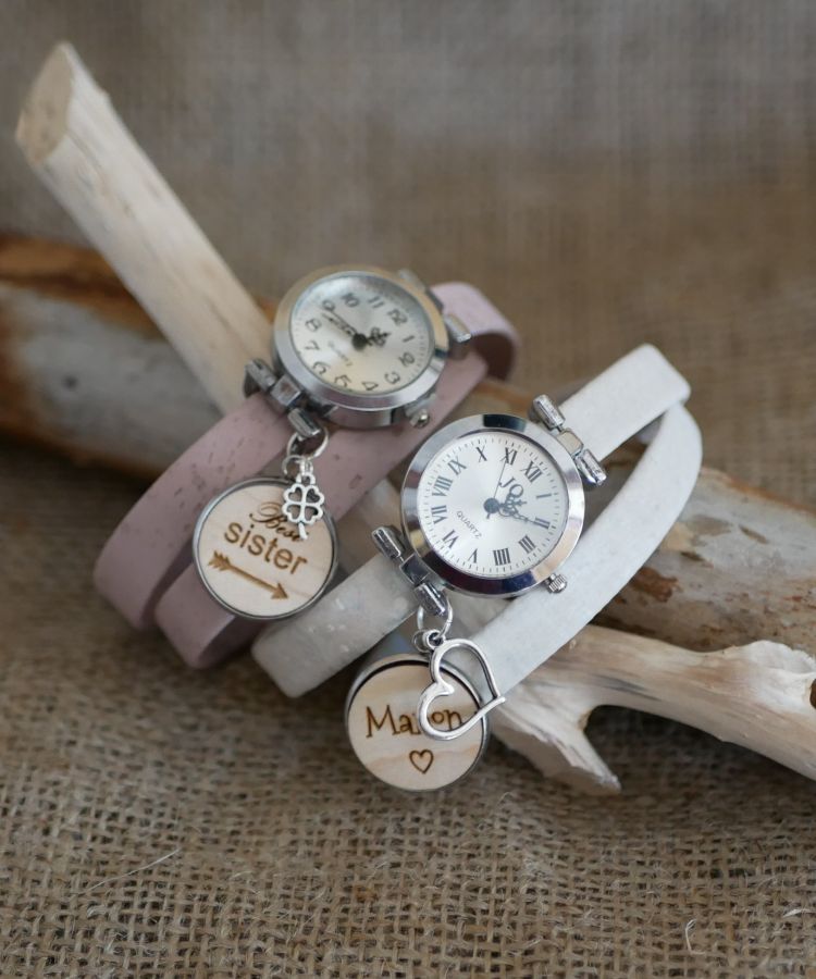 Montre cabochon en bois gravé au double bracelet cuir ou liege 