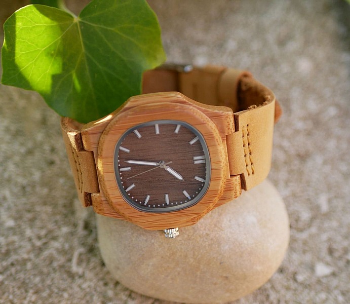 Montre en bois bambou carr&eacute;e &agrave; graver pour femme ou homme - cuir marron