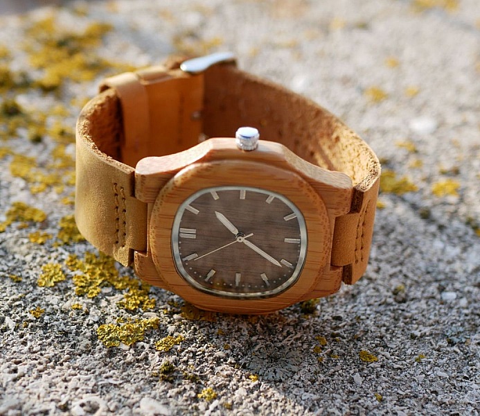Montre en bois bambou carr&eacute;e &agrave; graver pour femme ou homme - cuir marron