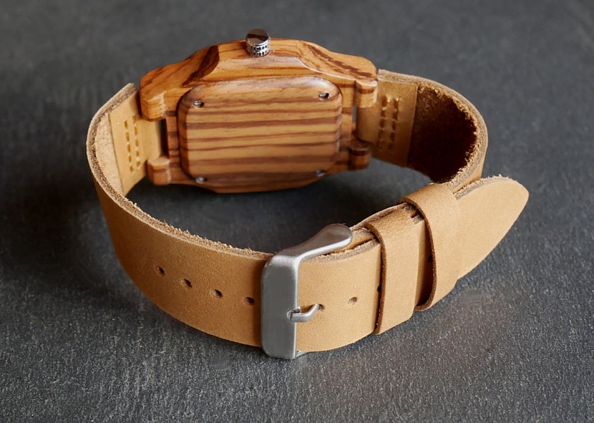 Montre en bois z&eacute;br&eacute; &agrave; graver pour femme ou homme - cuir marron
