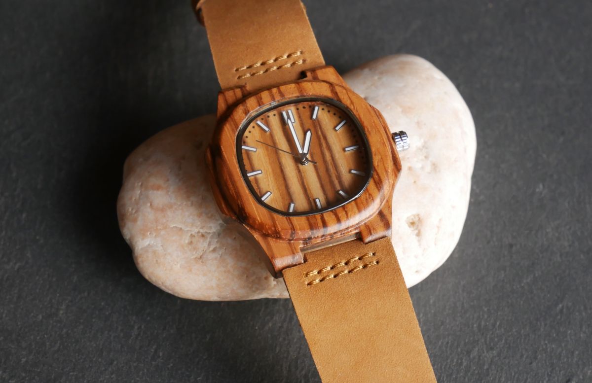 Montre en bois zébré à graver pour femme ou homme - cuir marron