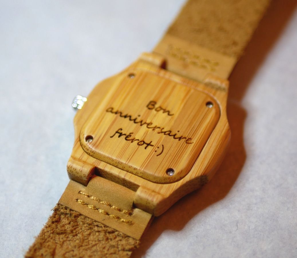 Montre en bois zébré à graver pour femme ou homme - cuir marron