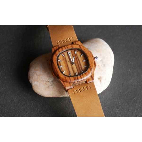 Montre en bois zébré à graver pour femme ou homme - cuir marron