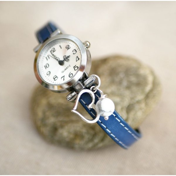 Montre bracelet cuir bleu surp&icirc;q&ucirc;res blanches
