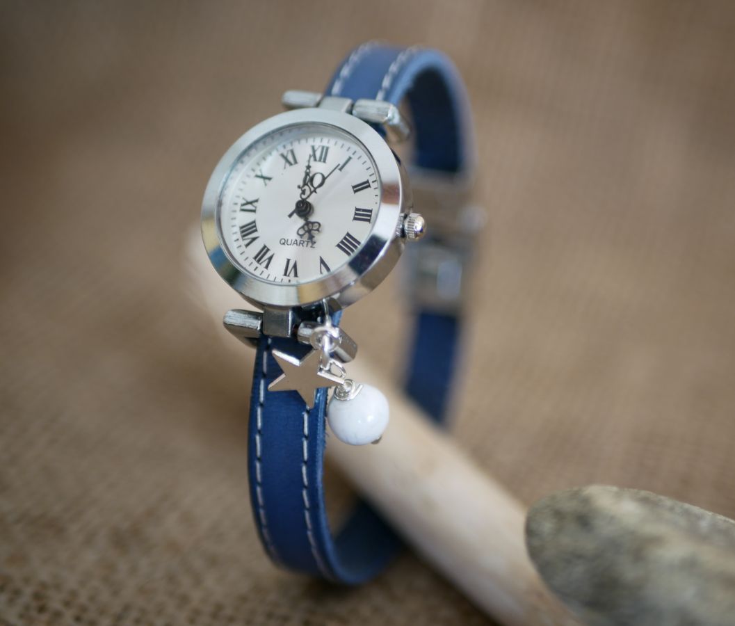 Montre bracelet cuir bleu surpîqûres blanches