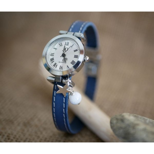 Montre bracelet cuir bleu surp&icirc;q&ucirc;res blanches