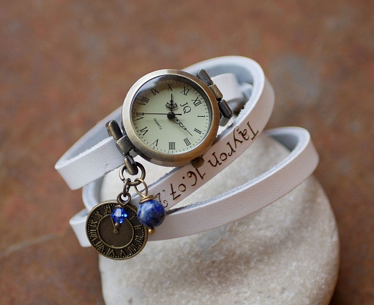 Montre bracelet cuir breloques plume perles bleues