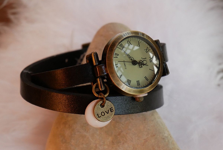 Montre bracelet cuir breloques sequins Love St Valentin &agrave; personnaliser