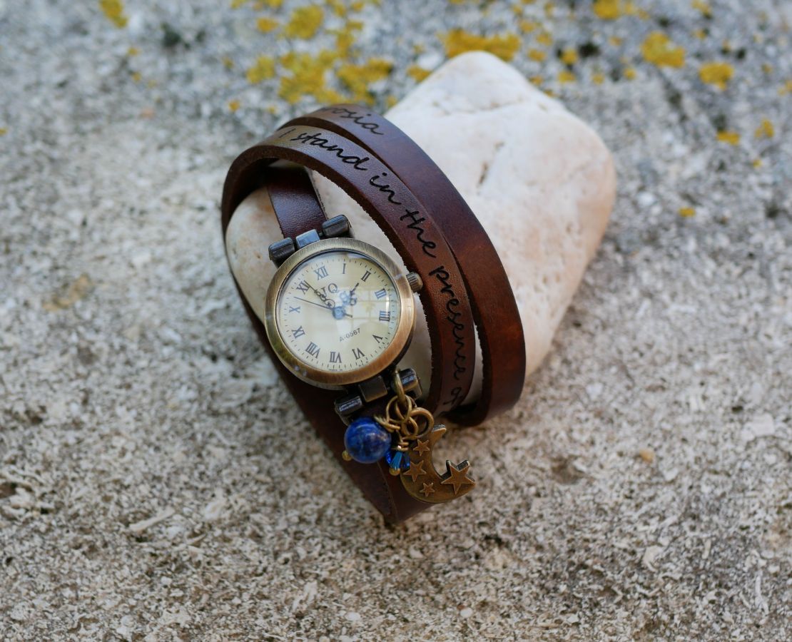 Montre bracelet cuir breloques plume perles bleues