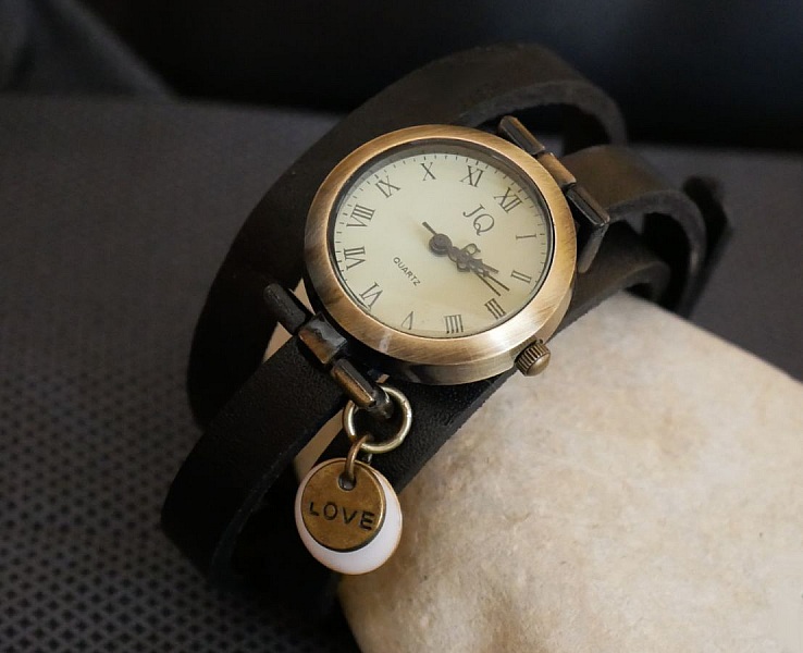 Montre bracelet cuir breloques sequins Love St Valentin &agrave; personnaliser