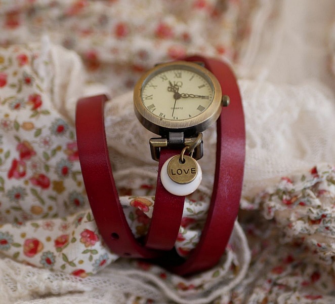 Montre bracelet cuir breloques sequins Love St Valentin &agrave; personnaliser