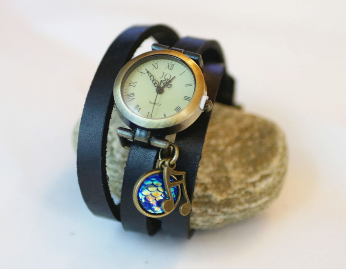 Montre bracelet cuir cabochon écailles bleues