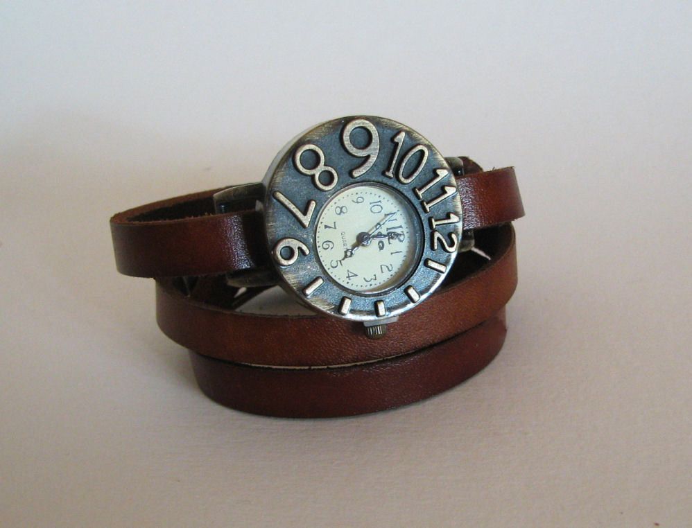 Montre bracelet cuir cadran asymétrique