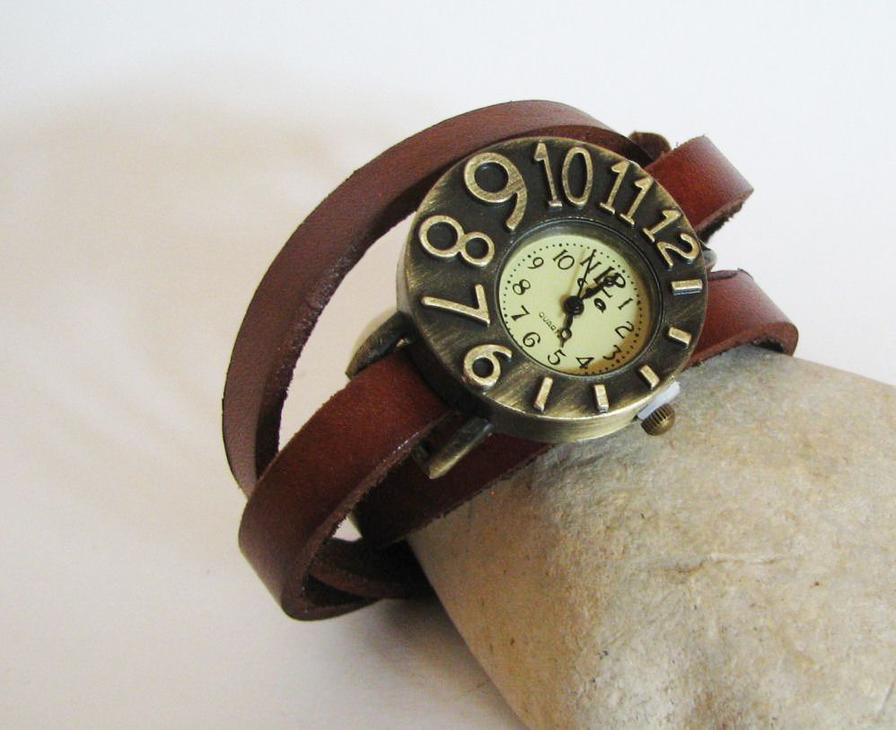 Montre bracelet cuir cadran asymétrique