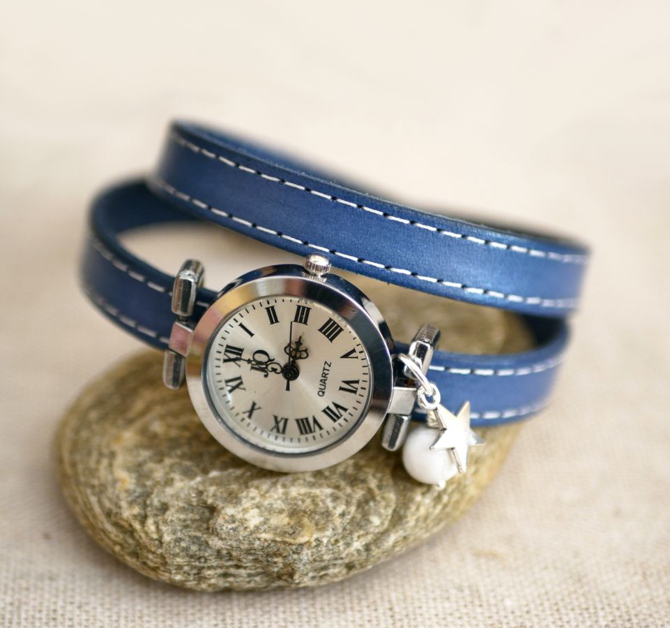Montre bracelet cuir double tour bleu surpîqûres blanches