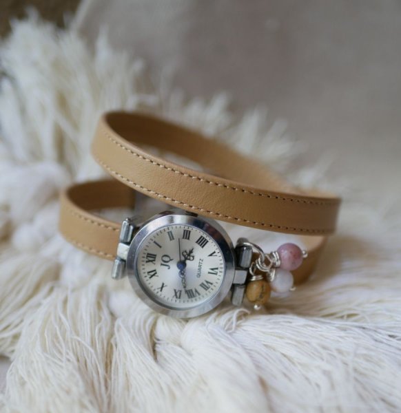Montre bracelet cuir double tour camel avec cama&iuml;eu de perles