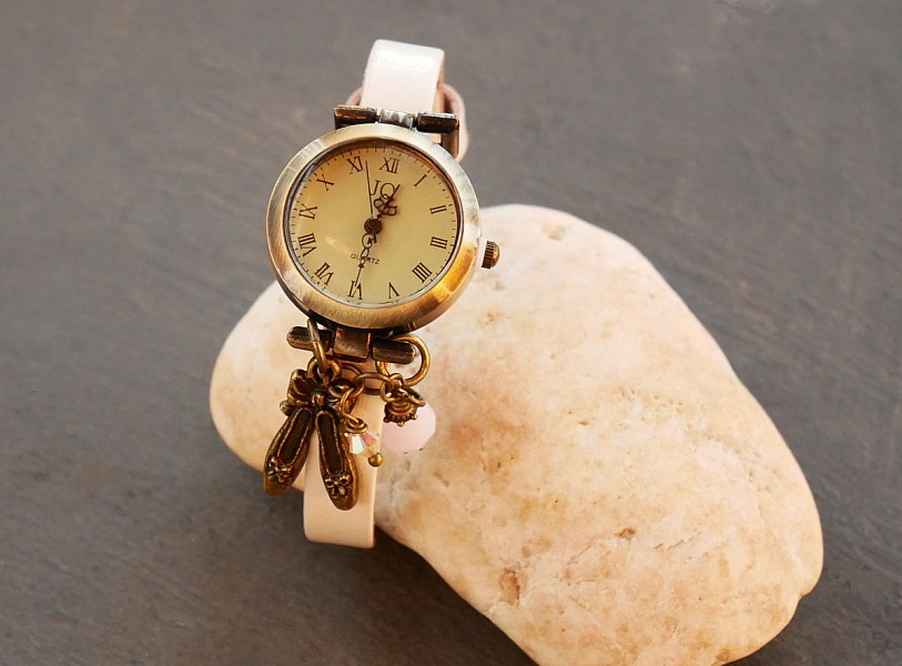Montre fille bracelet cuir avec breloques chaussons de danse.