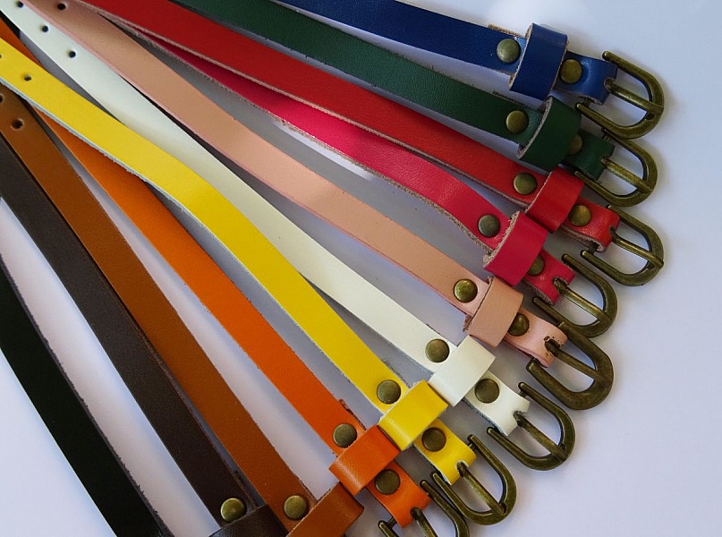 Bracelets de montre en cuir coloré pour enfant.