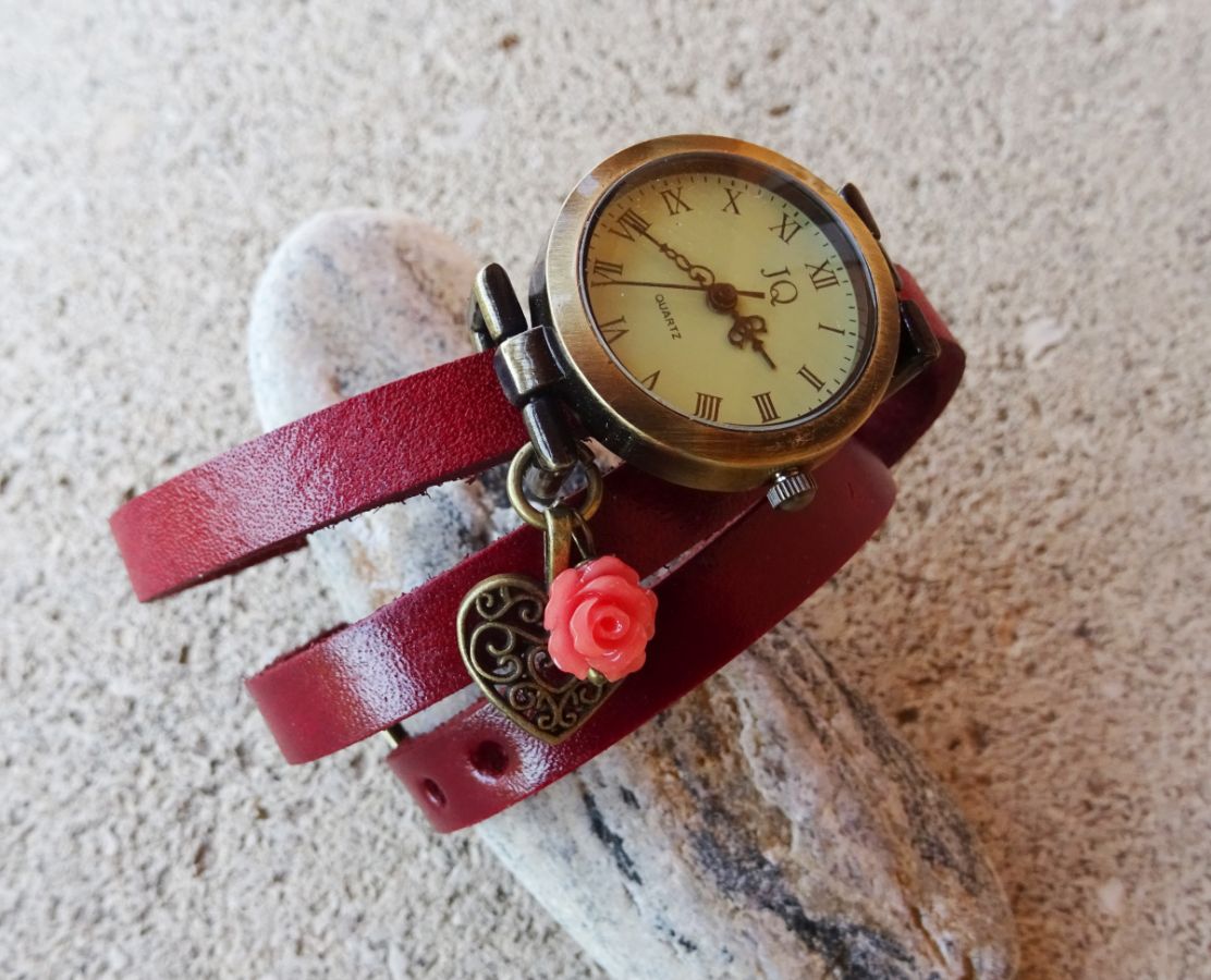 Montre bracelet cuir charmes coeur et rose rouge