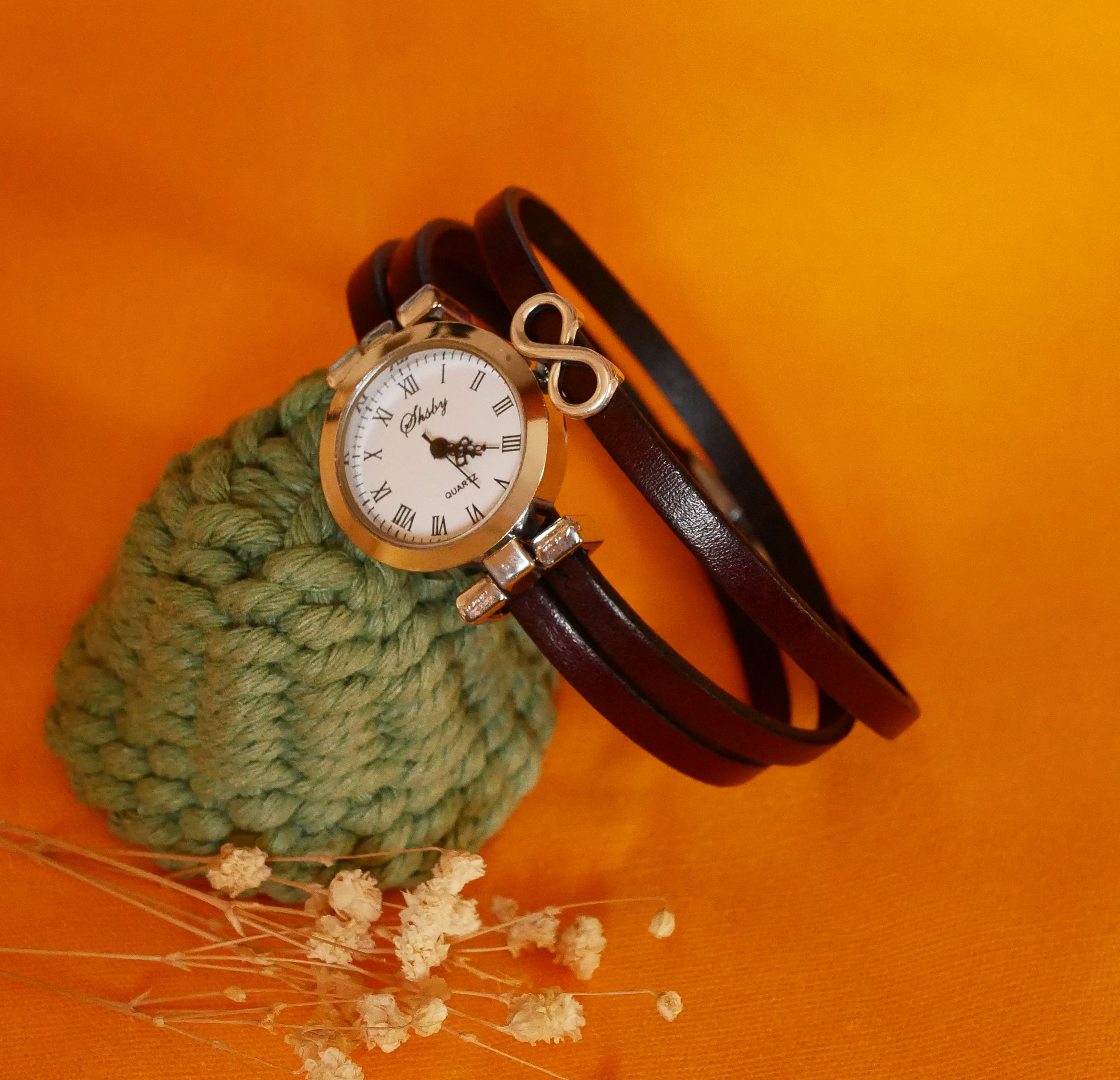 Montre au bracelet cuir 3 tours cuir d&eacute;cor passant au cadran argent&eacute; 