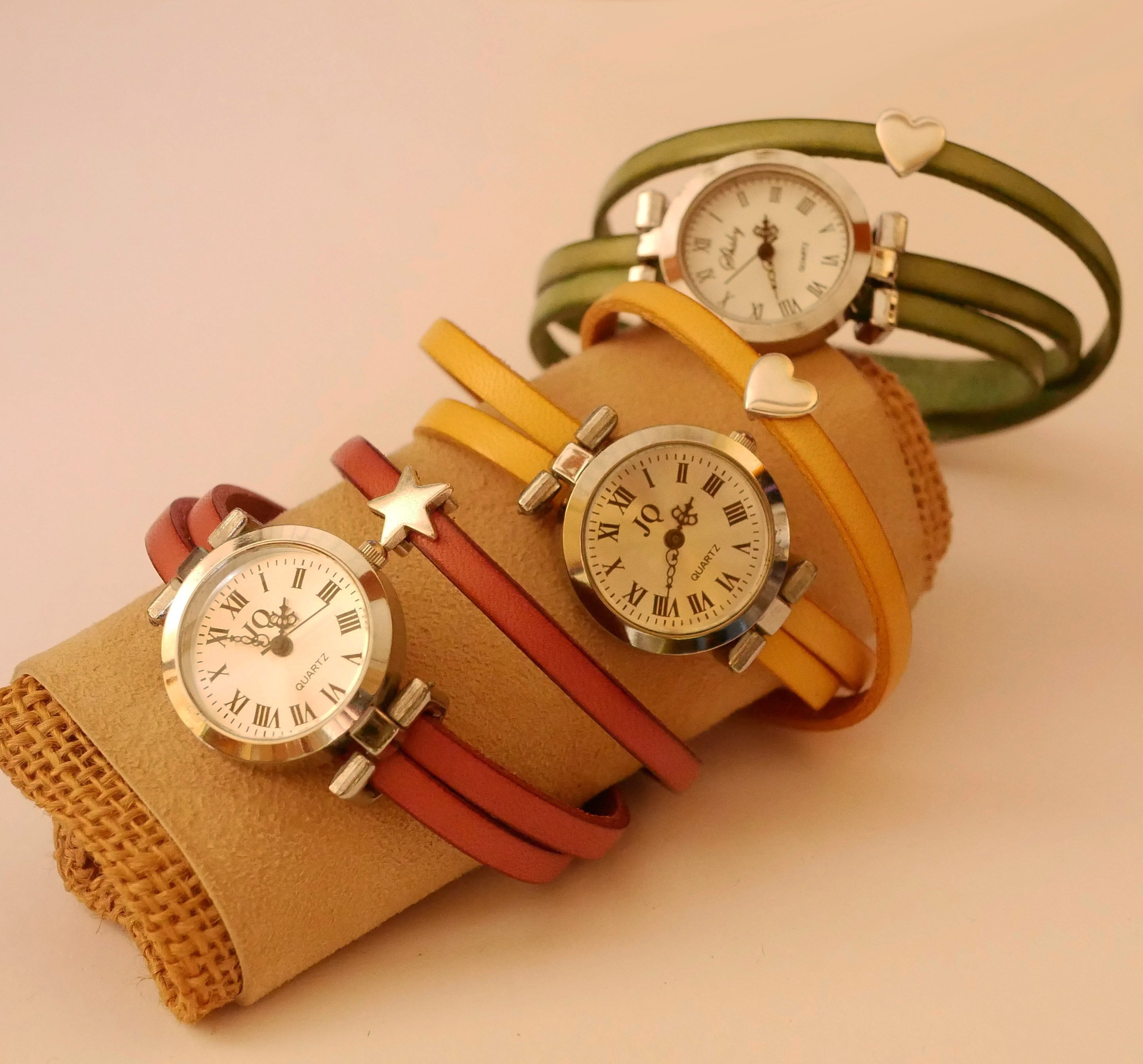 Montre au bracelet cuir 3 tours cuir d&eacute;cor passant au cadran argent&eacute; 