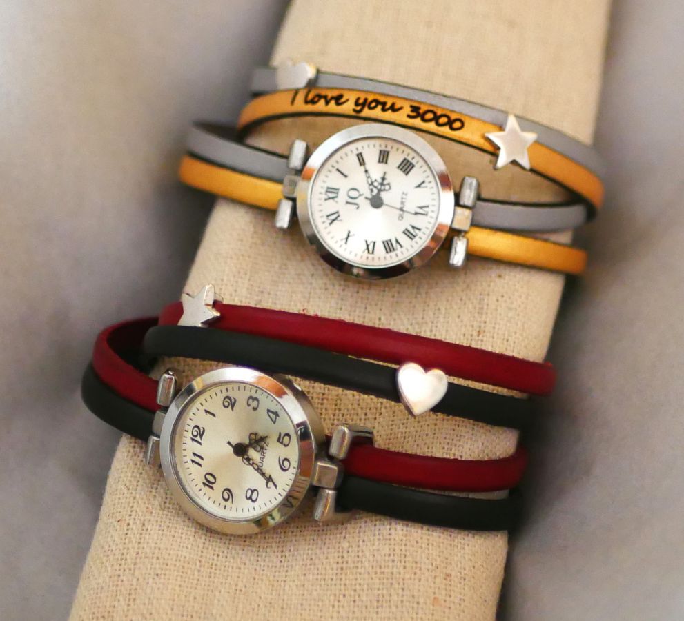 Montre bracelet cuir à personnaliser au cadran argenté et passants coeur ét étoile 