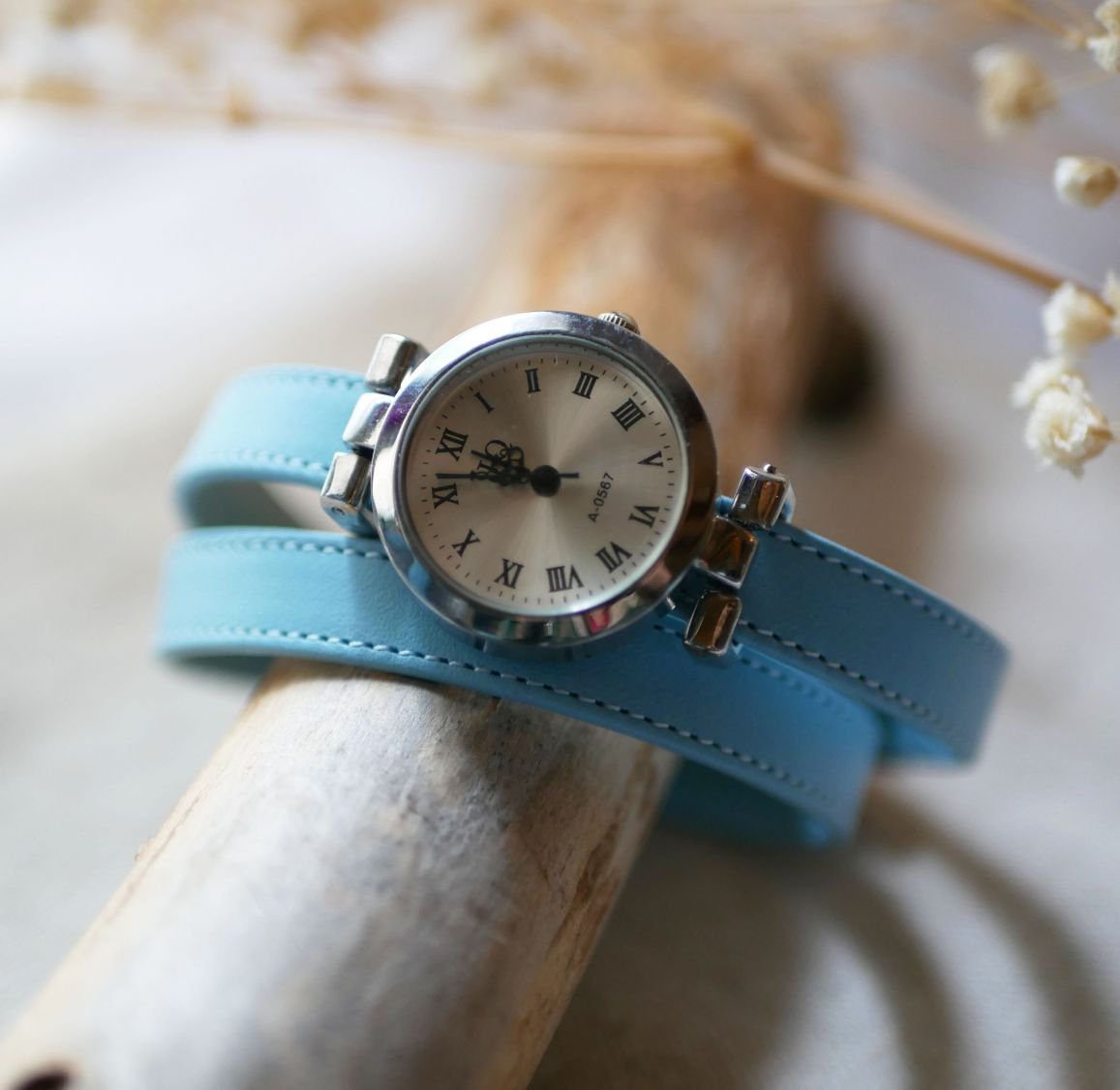 Montre bracelet double tour en cuir couture bleu ciel