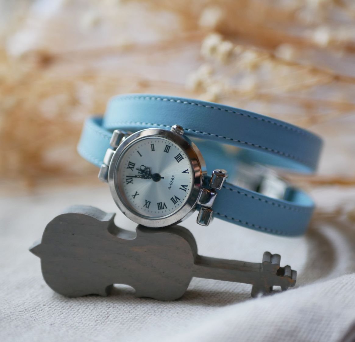 Montre bracelet double tour en cuir couture bleu ciel