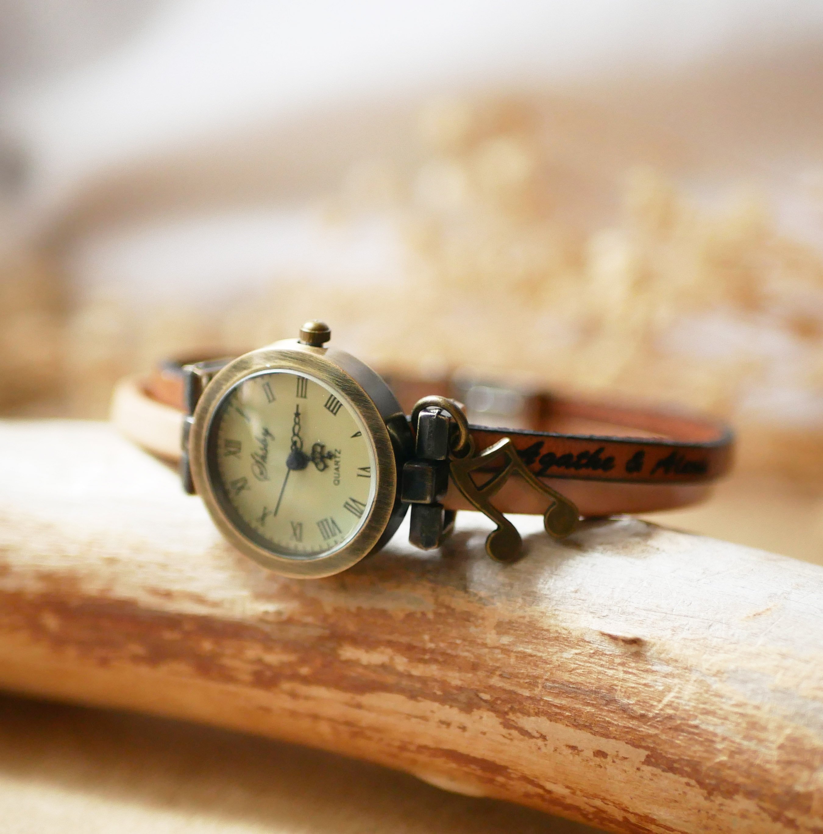 Montre bracelet duo de cuir couleur au choix  et gravure personnalis&eacute;e