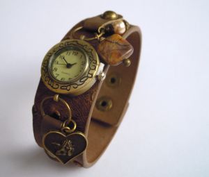 Montre bracelet large cuir marron breloques Ange et pierre