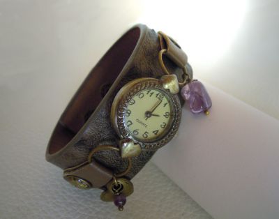 Montre large avec bracelet en cuir