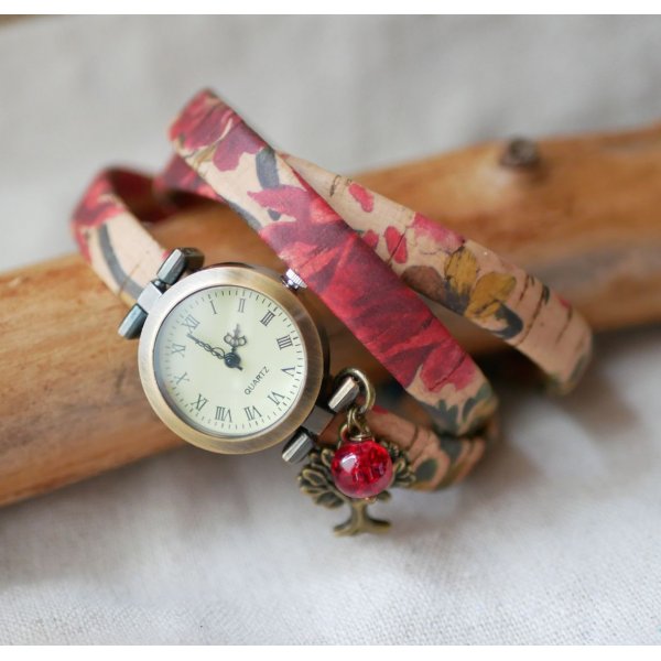 Montre bracelet en li&egrave;ge fleuri 3 tours breloque perle rouge 