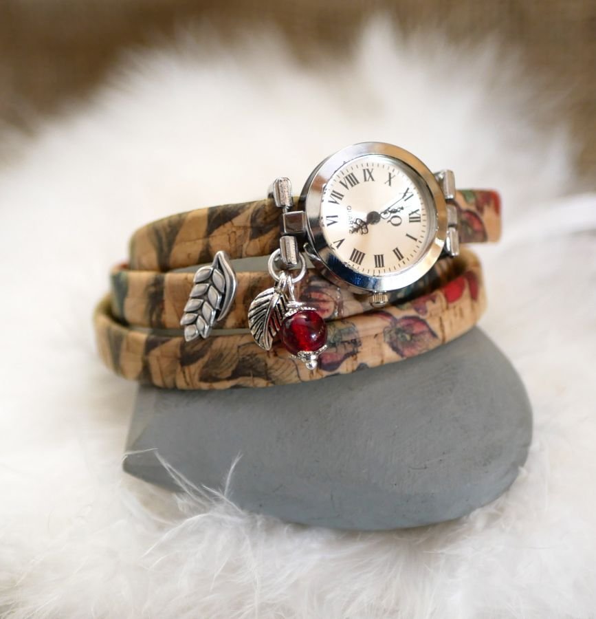 Montre bracelet en liège fleuri triple tours breloque perle rouge 