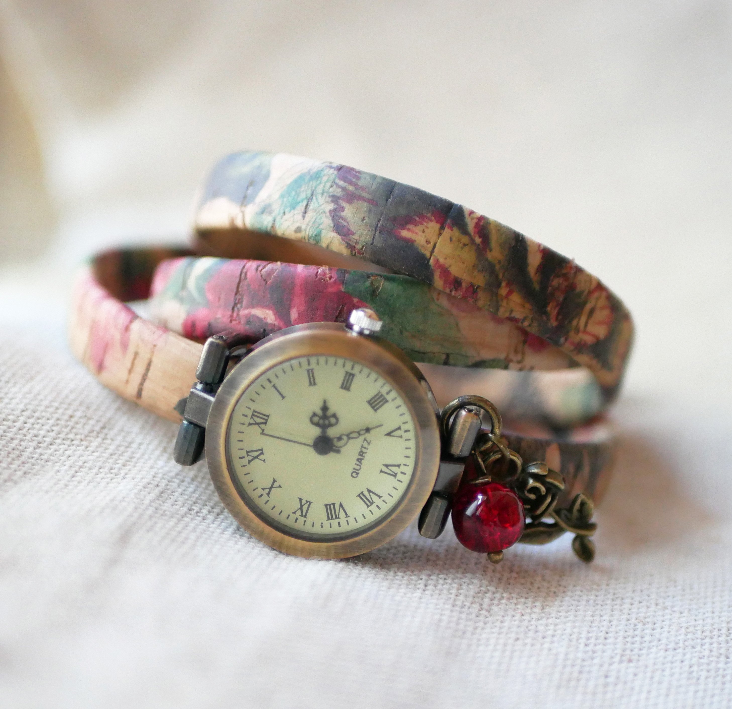 Montre bracelet en liège fleuri 3 tours breloque perle rouge 