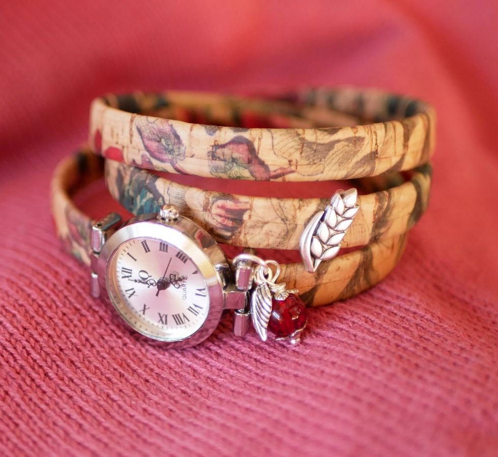 Montre bracelet en liège fleuri triple tours breloque perle rouge 