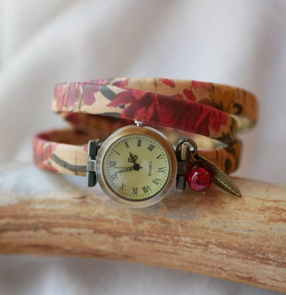 Montre bracelet en li&egrave;ge fleuri 3 tours breloque perle rouge 