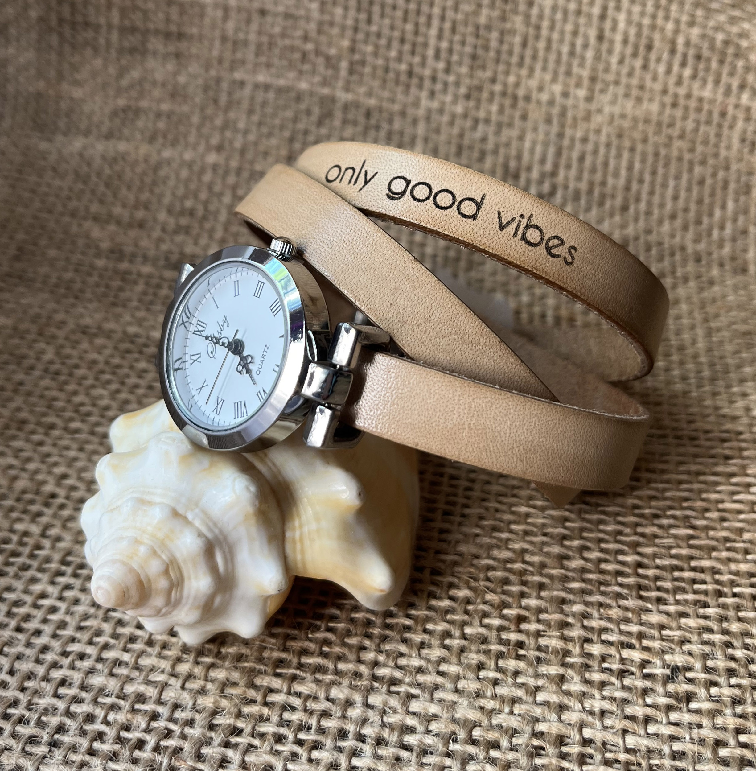 Montre bracelet multi tour personnalisable au cadran argent&eacute; 