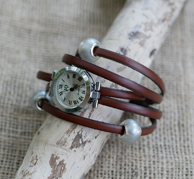 Montre bracelet 5 tours de cuir aux grosses perles argent&eacute;es