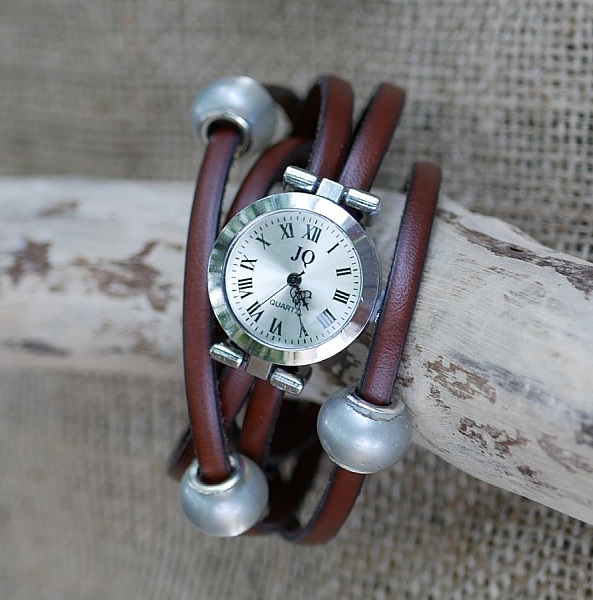 Montre bracelet 5 tours de cuir aux grosses perles argent&eacute;es