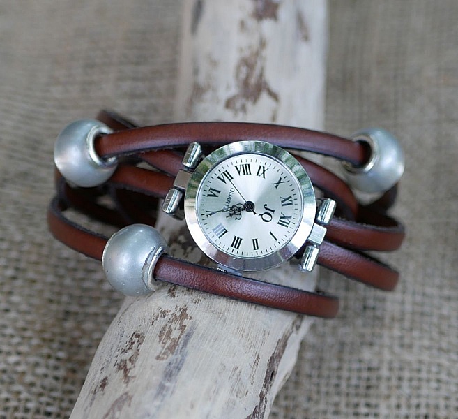 Montre bracelet 5 tours de cuir aux grosses perles argent&eacute;es