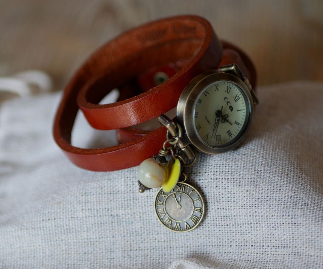 Montre bracelet triple cuir marron et breloques perles