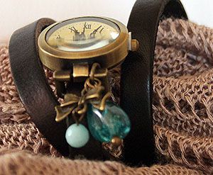 Montre bracelet triple cuir noir et breloques turquoises