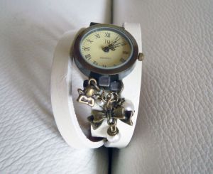 Montre bracelet triple cuir Blanc perles blanches