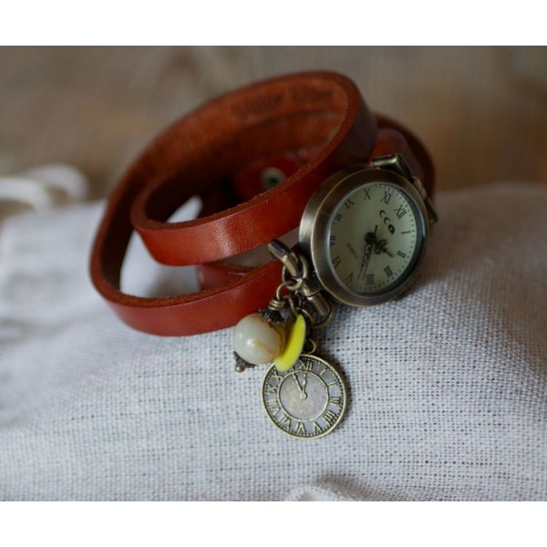 Montre bracelet triple cuir marron et breloques perles